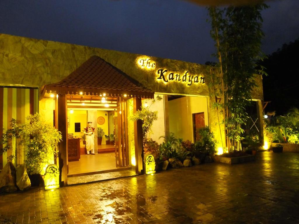 The Kandyan Hotel Bagian luar foto