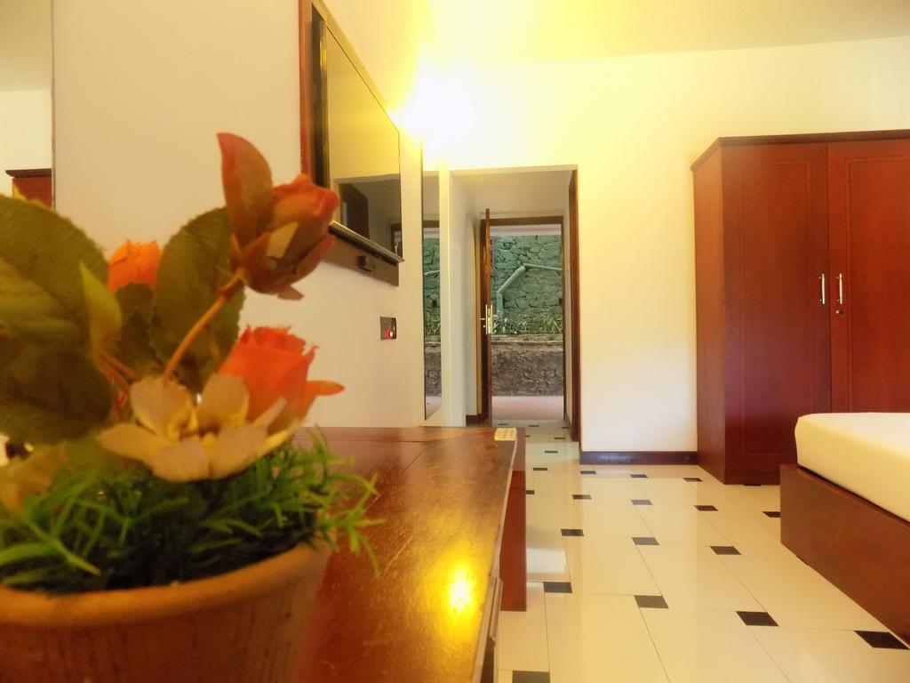 The Kandyan Hotel Bagian luar foto