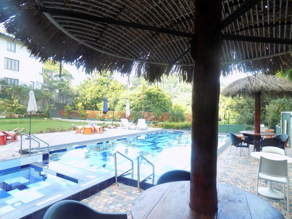 The Kandyan Hotel Bagian luar foto