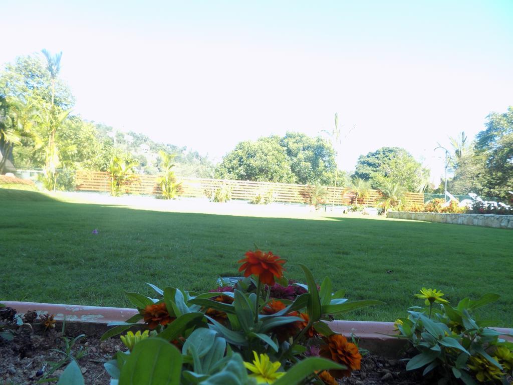 The Kandyan Hotel Bagian luar foto