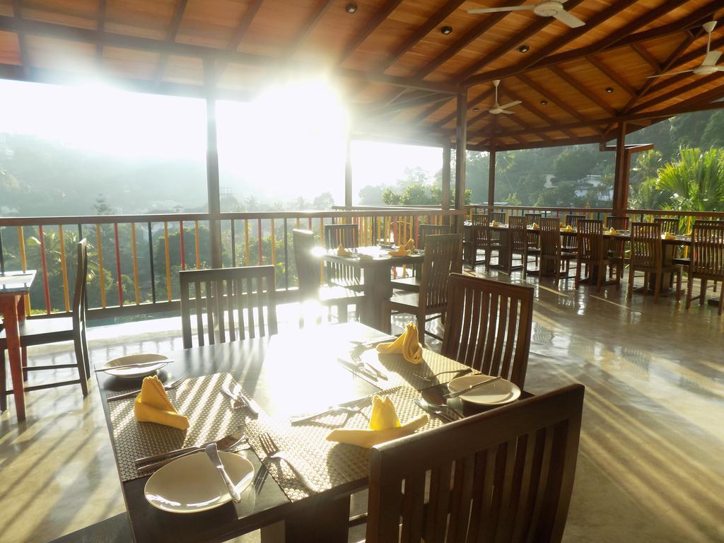 The Kandyan Hotel Bagian luar foto