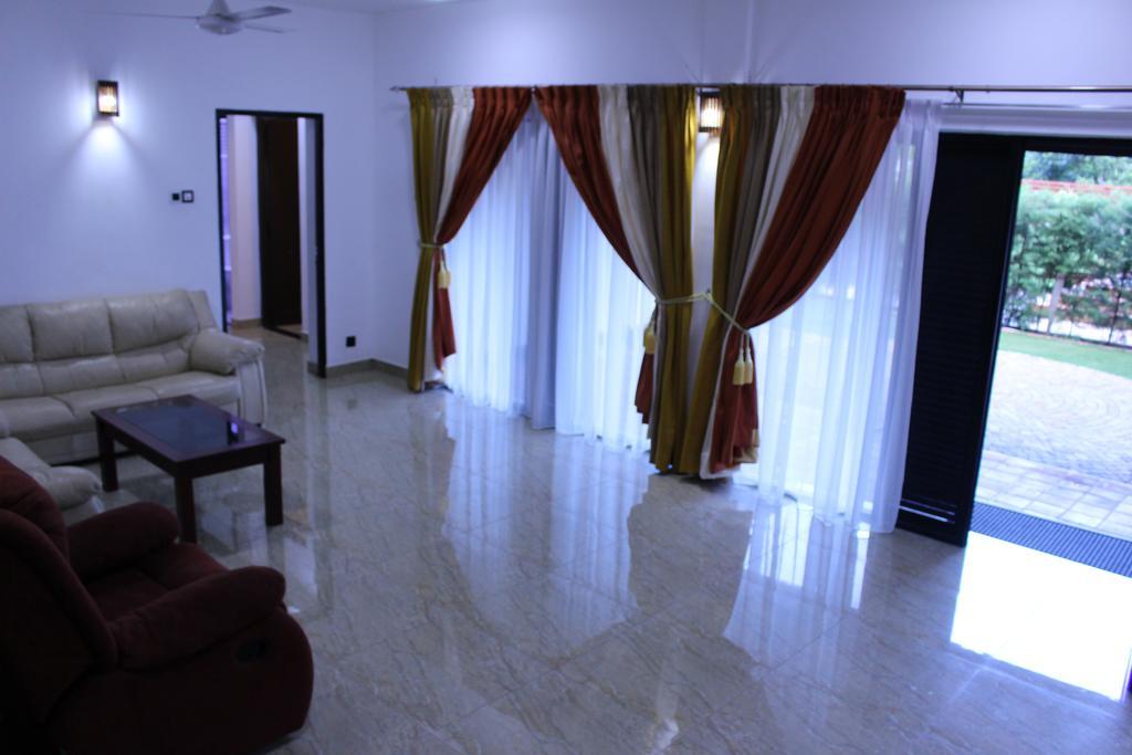 The Kandyan Hotel Bagian luar foto