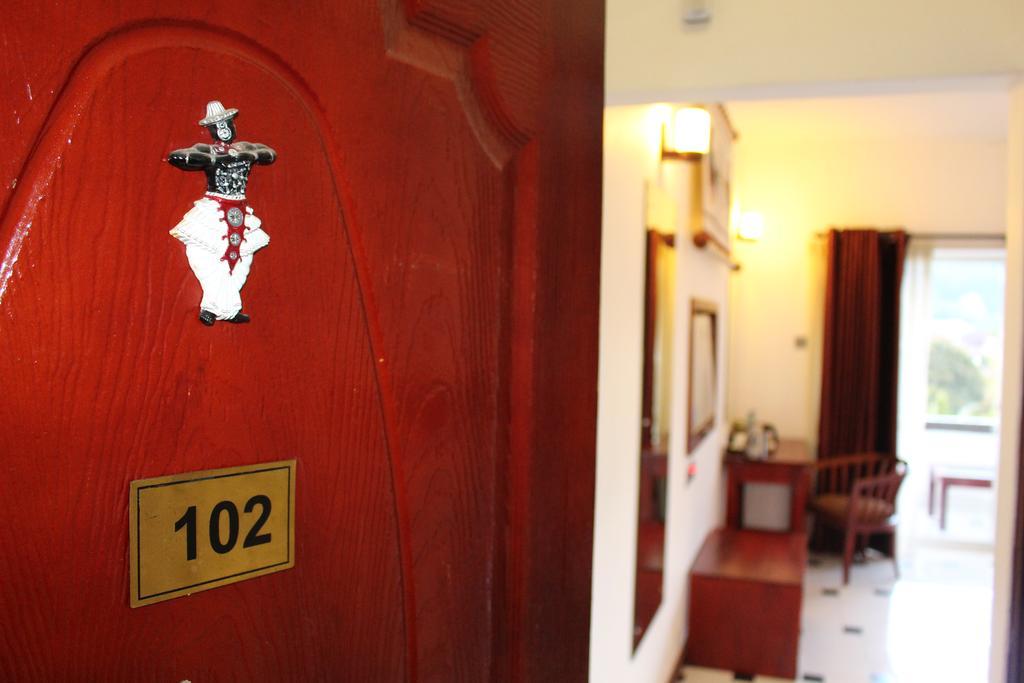 The Kandyan Hotel Bagian luar foto