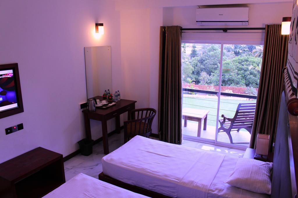 The Kandyan Hotel Bagian luar foto