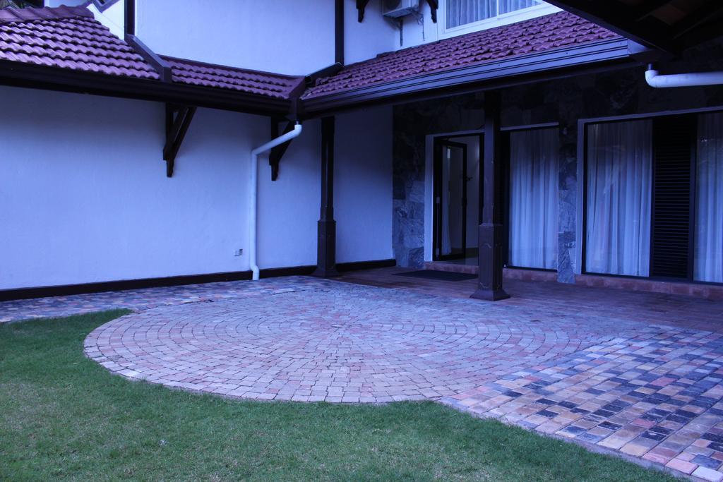 The Kandyan Hotel Bagian luar foto