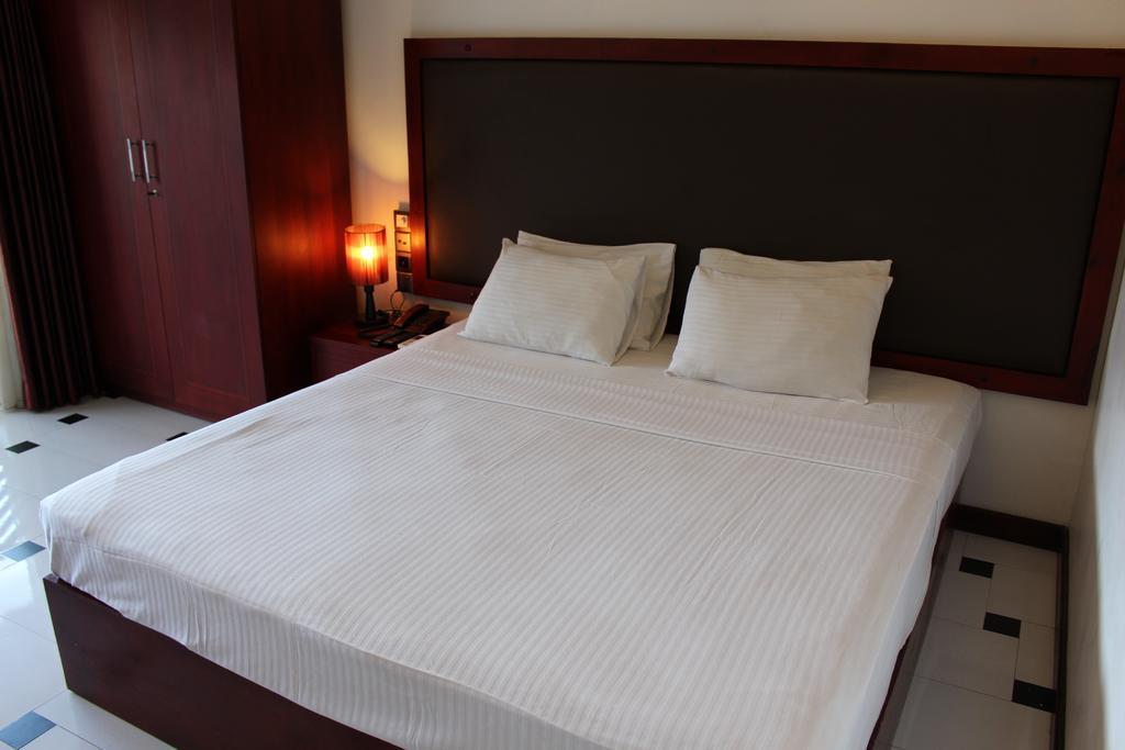 The Kandyan Hotel Bagian luar foto