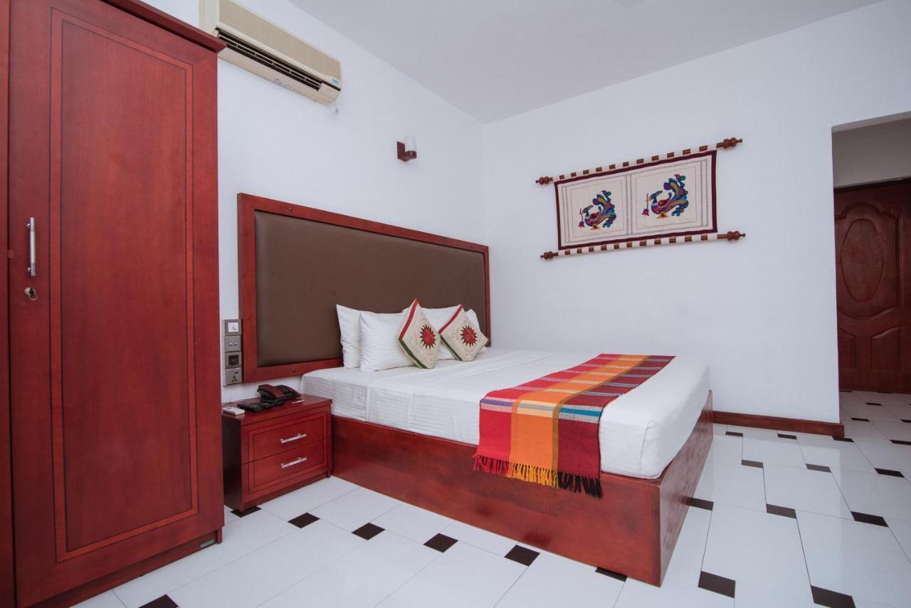 The Kandyan Hotel Bagian luar foto