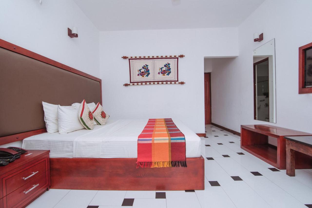The Kandyan Hotel Bagian luar foto