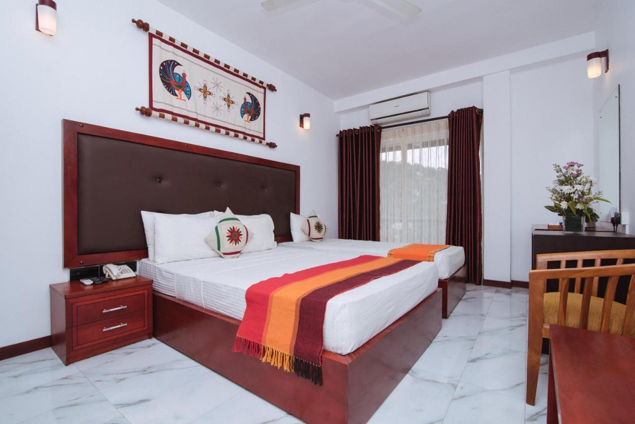 The Kandyan Hotel Bagian luar foto