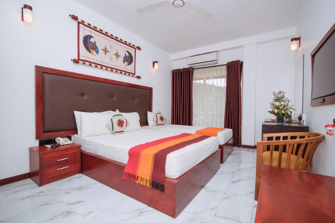 The Kandyan Hotel Bagian luar foto