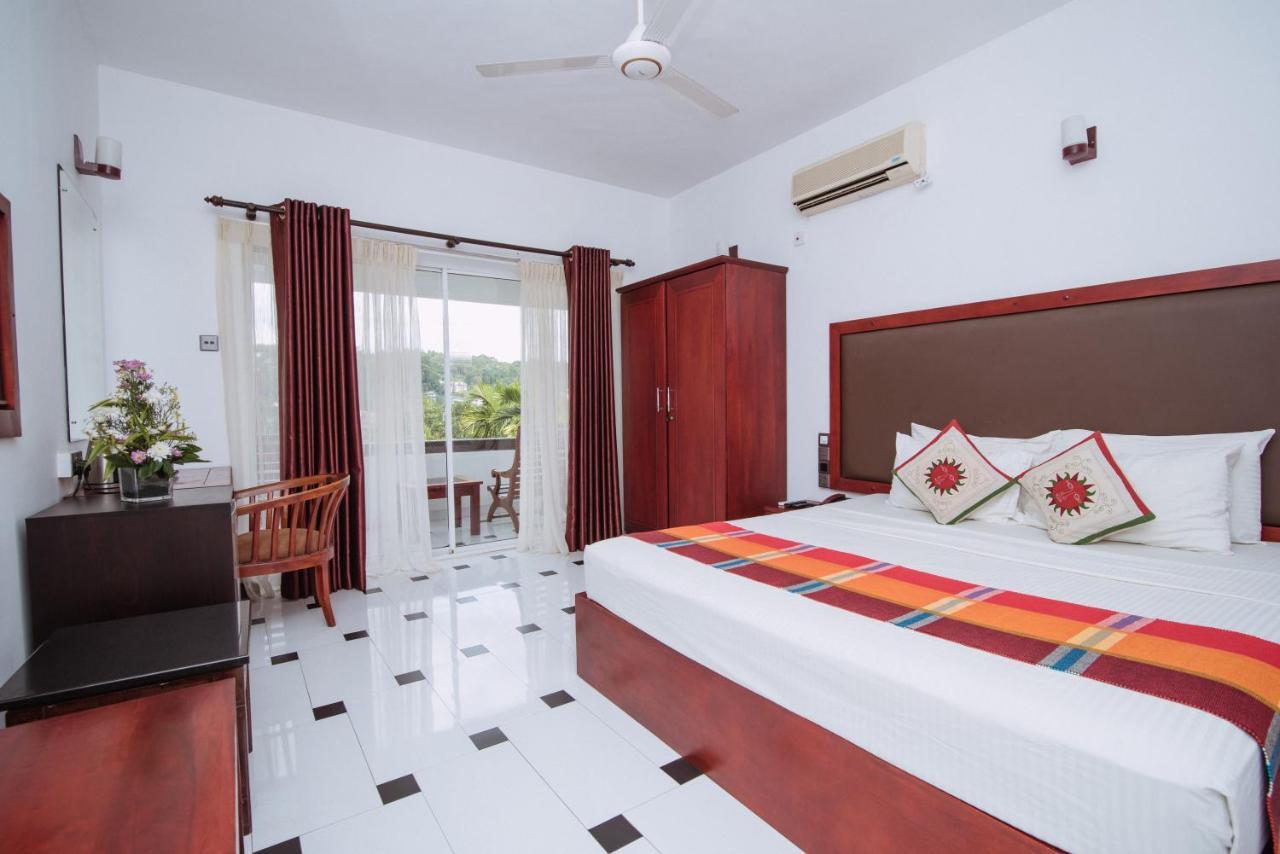The Kandyan Hotel Bagian luar foto
